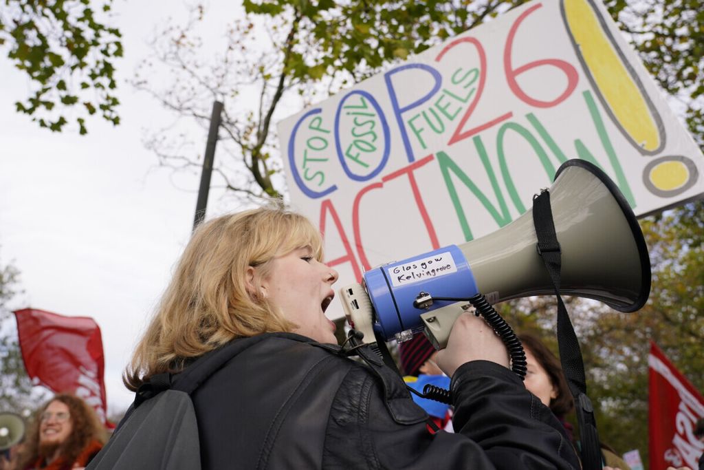 Aktivis lingkungan berunjuk rasa di jalan di Glasgow, Skotlandia, 5 November 2021 saat KTT COP26 berlangsung. Mereka mendesak aksi nyata negara-negara untuk mengatasi krisis iklim. 