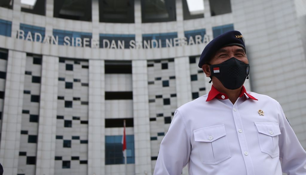 Kepala Badan Siber dan Sandi Negara (BSSN) Letjen TNI (Purn) Hinsa Siburian (depan) berada di gedung BSSN yang baru di kawasan Sawangan, Depok, Jawa Barat, Senin (7/3/2022). BSSN melalui National Security Operation Centre (NSOC) telah melakukan <i>monitoring</i> dan identifikasi serangan siber, tercatat lebih dari 1,6 miliar (1.637.973.022) anomali trafik/serangan siber di Indonesia selama 2021. 