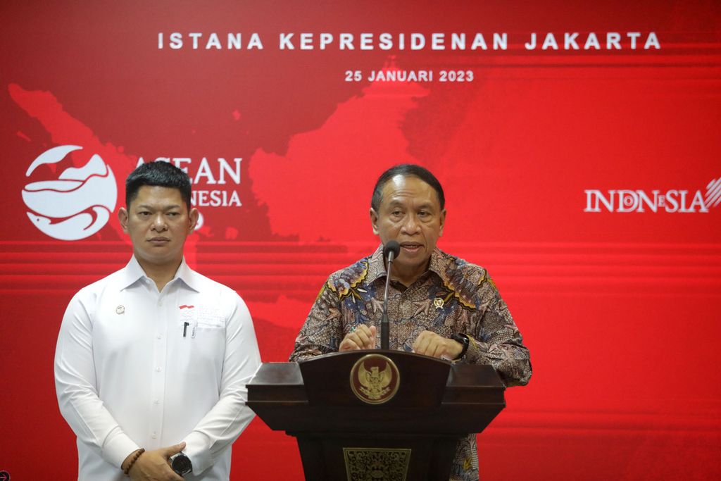 Menteri Pemuda dan Olahraga Zainudin Amali (kanan) bersama Ketua Komite Olimpiade Indonesia Raja Sapta Oktohari menyampaikan keterangan kepada wartawan terkait hasil rapat terbatas membahas kegiatan olahraga nasional dan internasional di Istana Kepresidenan, Jakarta, Rabu (25/1/2023). Rapat tersebut membahas, antara lain, persiapan Piala Dunia Usia 20, World Beach Games 2023, Piala Dunia Bola Basket FIBA 2023, serta PON di Aceh dan Sumatera Utara. 