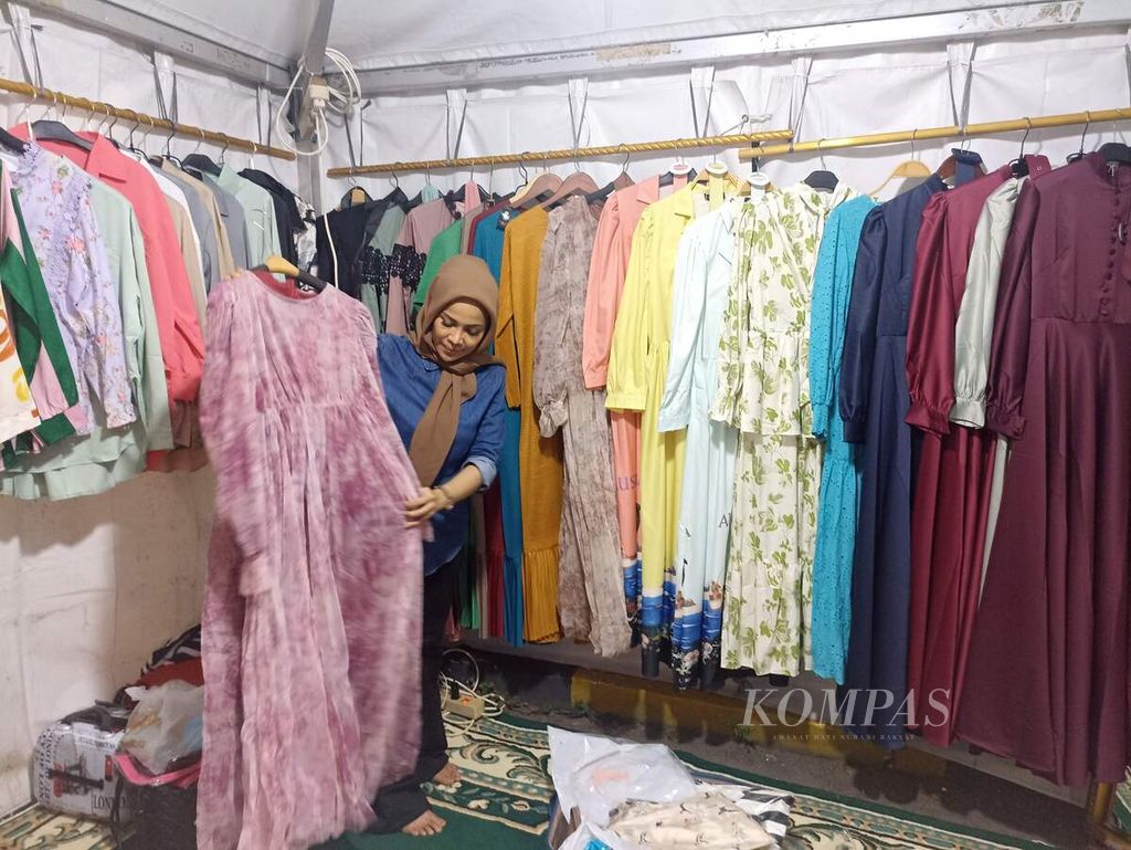 Pedagang menjual busana muslim pada acara ”Semarak Menyambut Ramadan” di Medan Club, Jumat (17/3/2023).