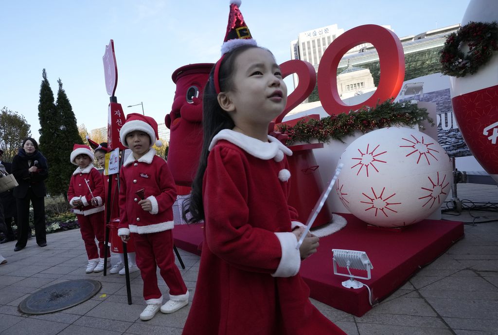 Anak-anak dengan berpakaian Santa Klaus menghadiri perayaan penggalangan dana bagi warga kurang mampu di Seoul, Korea Selatan, 28 November 2023. 