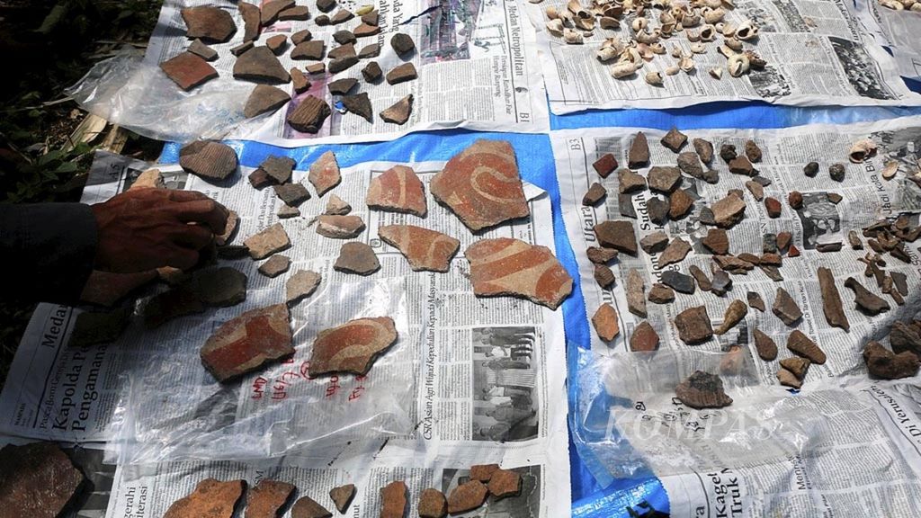 Ratusan potongan gerabah yang diperkirakan berusia 3.000 tahun lalu ditemukan di lokasi penelitian manusia prasejarah di Loyang Mendale, Kecamatan Kebayakan, Kabupaten Aceh Tengah, Provinsi Aceh, Senin (21/5 /2018). Kawasan tersebut diusulkan sebagai situs cagar budaya.