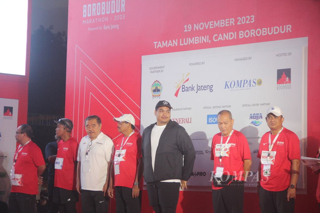 Menteri Pemuda dan Olahraga Dito Ariotedjo (ketiga dari kanan) didampingi Pelaksana Tugas Direktur Utama Bank Jateng Irianto Harko Saputro (paling kanan), Chief Executive Officer Kompas Gramedia Lilik Oetama (kedua dari kanan), Penjabat Gubernur Jawa Tengah Nana Sudjana (keempat dari kanan), Ketua Yayasan Borobudur Marathon Liem Chie An (ketiga dari kiri), Sekretaris Daerah Jateng Sumarno (kedua dari kiri), dan Wakil Pemimpin Umum Harian Kompas Budiman Tanuredjo (paling kiri) menghadiri pelepasan pelari kategori maraton lomba lari Borobudur Marathon 2023 Powered by Bank Jateng, Minggu (19/11/2023) pagi, di kawasan Taman Lumbini, kompleks Candi Borobudur, Kabupaten Magelang, Jawa Tengah.