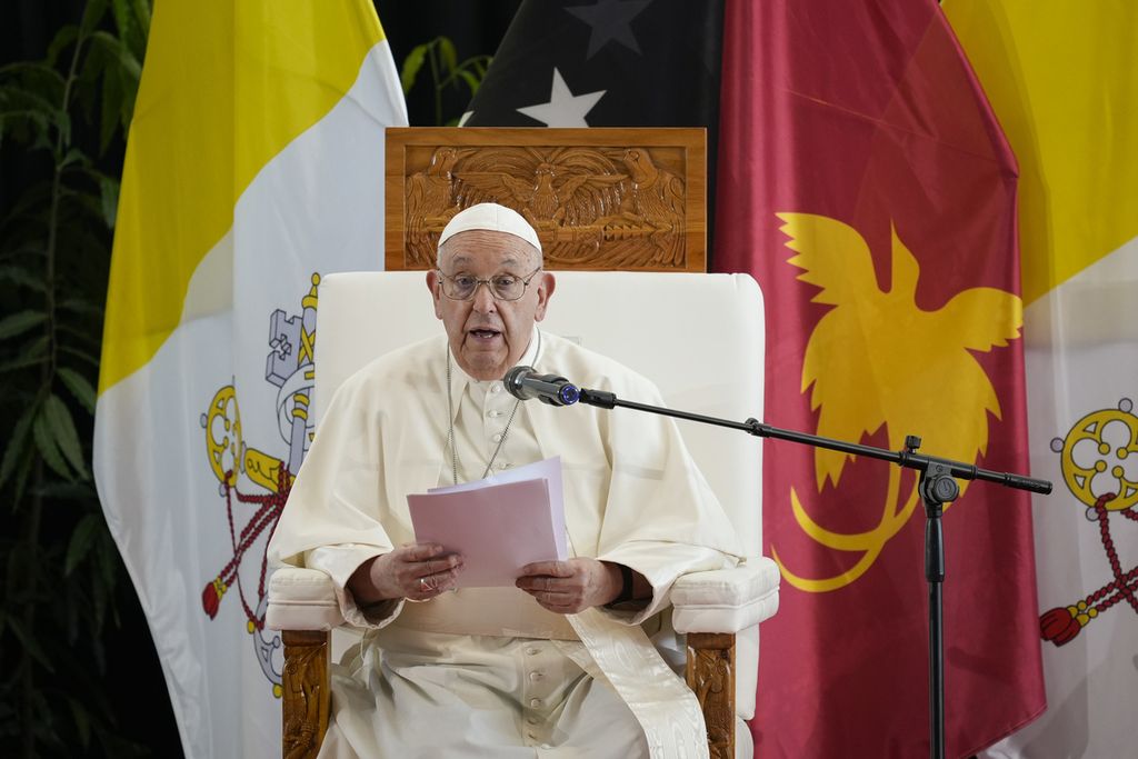 Paus Fransiskus menyampaikan pidatonya di APEC Haus di Port Moresby, Papua Niugini, Sabtu (7/9/2024). 