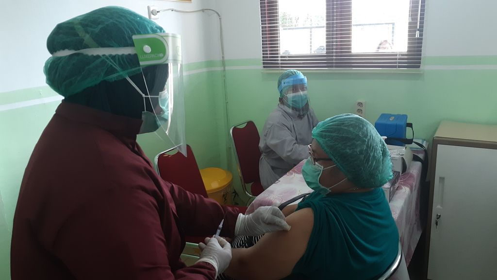 Ilustrasi. Jane Pakaila (51), pegawai pada Dinas Kesehatan Maluku, menerima suntikan vaksin di Puskesmas Sirimau, Kota Ambon, Maluku, Jumat (15/1/2021) siang.