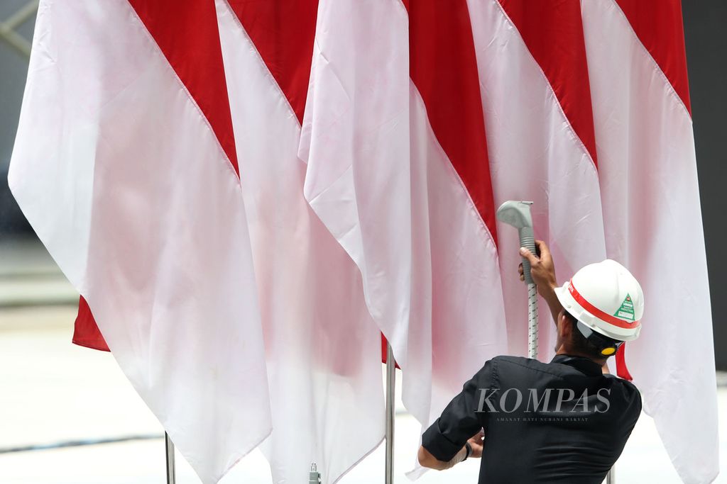Petugas menyiapkan bendera Merah Putih menjelang <i>topping off </i>Indoor Multifunction Stadium (IMS) Gelora Bung Karno oleh Presiden Joko Widodo, di Jakarta, Jumat (13/1/2023). 