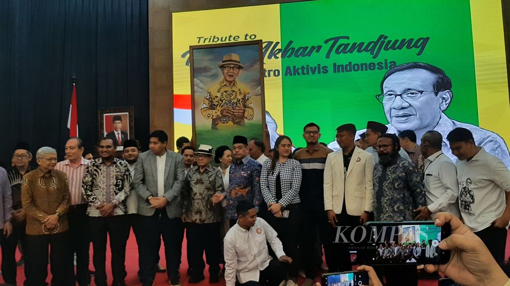Sejumlah tamu undangan berfoto bersama dengan Akbar Tandjung dalam acara Tribute to Bang Akbar Tandjung di Gedung Nusantara IV DPR, Kompleks Parlemen, Jakarta, Minggu (19/5/2024).