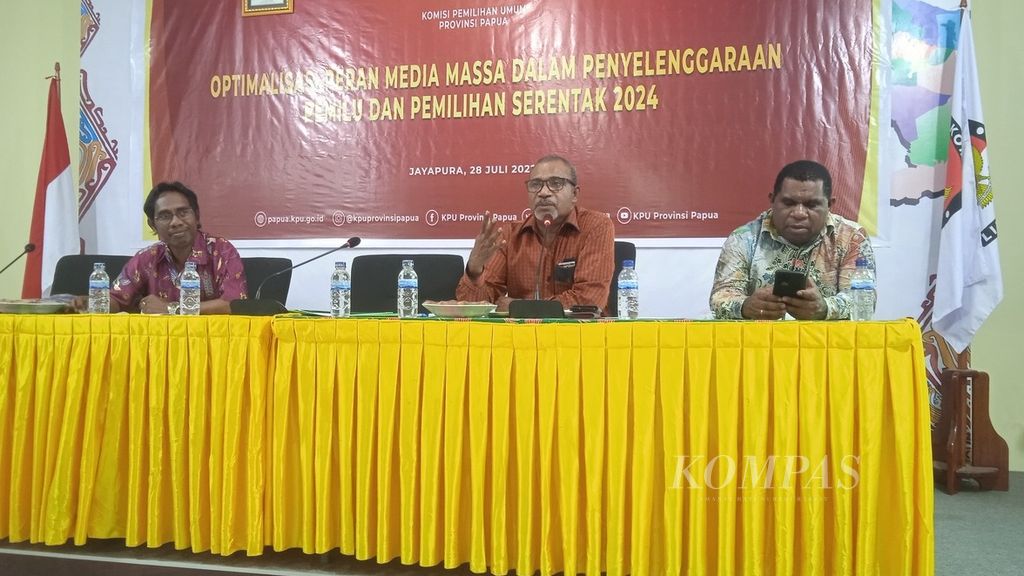 Anggota Komisi Pemilihan Umum Papua, Adam Arisoy, sebagai narasumber dalam kegiatan bertajuk Optimalisasi Peran Media Massa dalam Penyelenggaraan Pemilu dan Pemilihan Serentak 2024 di Kota Jayapura, Kamis (28/7/2022).