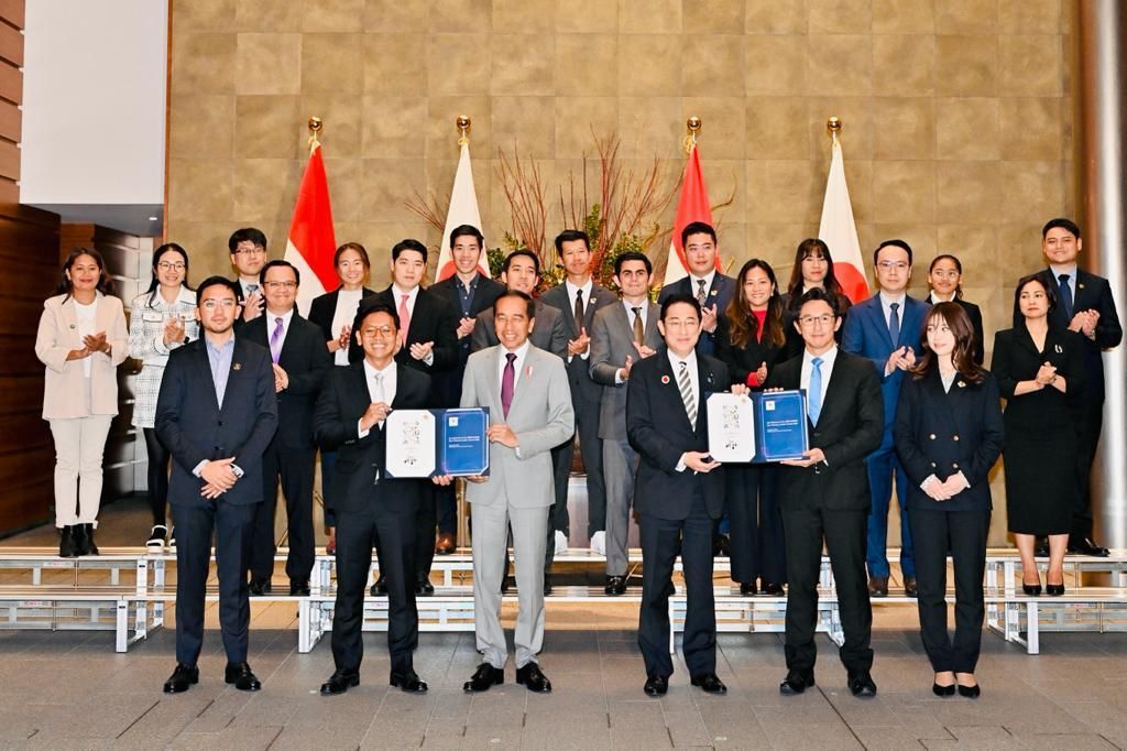 Usai melakukan pertemuan bilateral pada Sabtu, 16 Desember 2023, Presiden Joko Widodo bersama Perdana Menteri Fumio Kishida menerima dokumen proposal ASEAN-Japan Young Business Leaders’ Summit dan ASEAN-Japan Gen-Z Business Leaders’ Summit. 