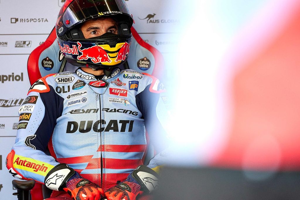 Pebalap Gresini Ducati, Marc Marquez, menunggu giliran tampil dalam sesi kualifikasi balapan MotoGP seri Inggris di Sirkuit Silverstone, Inggris, 3 Agustus 2024. 