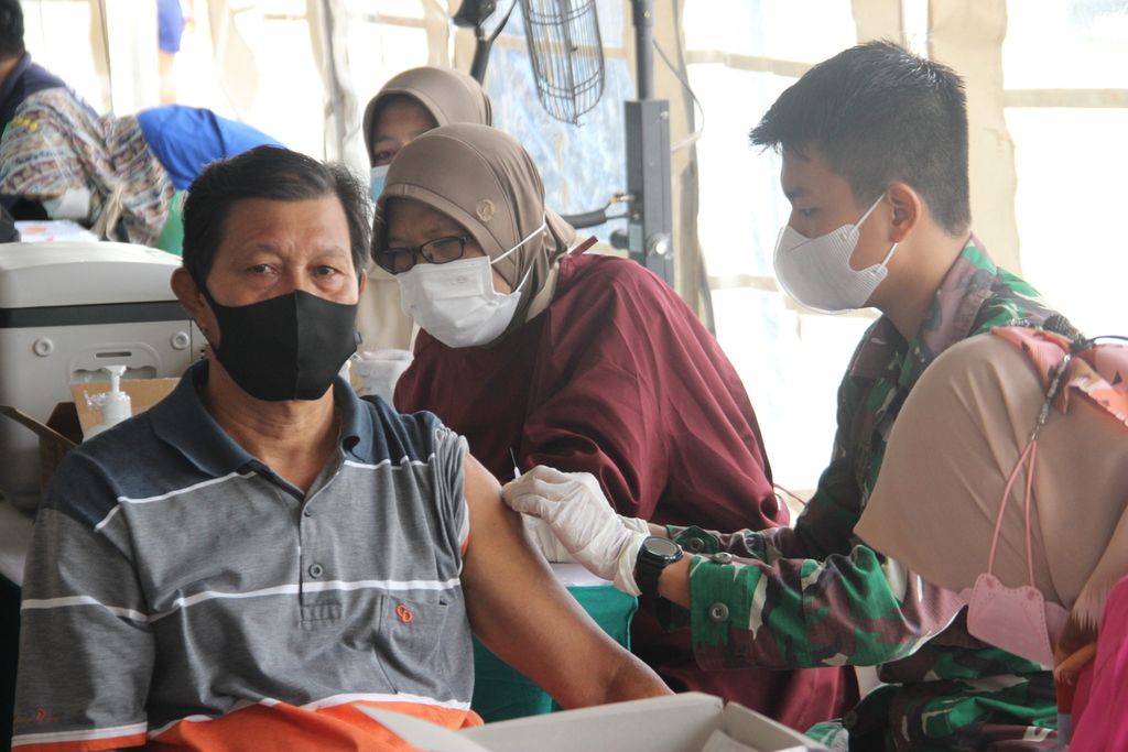 Vaksinasi di Kota Pontianak, Kalimantan Barat, Oktober 2021.