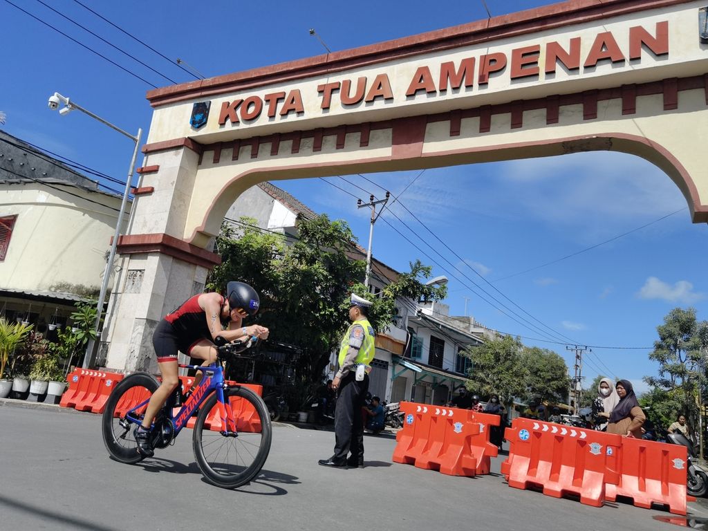 Kegiatan bersepeda di NTB. Salah satu peserta Ironman 70.3 Lombok mengayuh sepedanya saat melintas di depan gerbang kawasan Kota Tua Ampenan Kota Mataram, Nusa Tenggara Barat, Sabtu (8/10/2022).