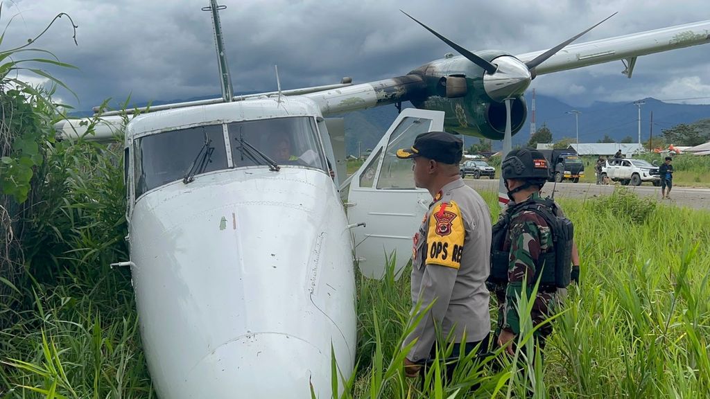 Pesawat Rimbun Air yang tergelincir saat mendarat di Bandara Moenamani, Kabupaten Dogiyai, Papua Tengah, Jumat (23/12/2022).