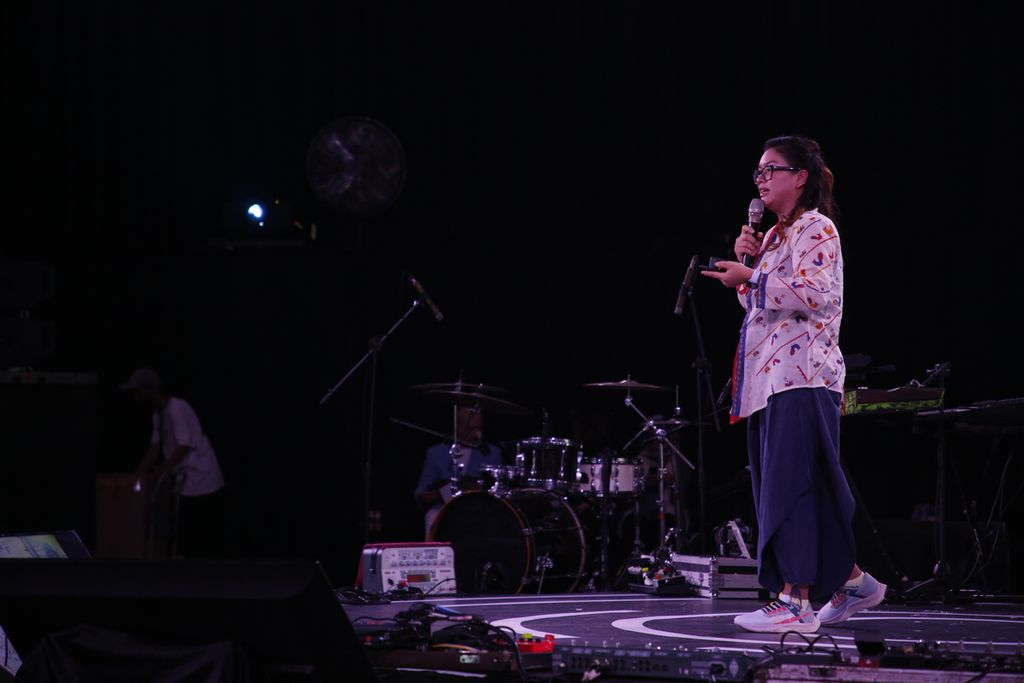 <i>Co-founder</i> Kerjabilitas Tety Sianipar menjadi pembicara dalam Kompasfest 2023: Creation di Senayan Park, Jakarta, Minggu (18/6/2023).