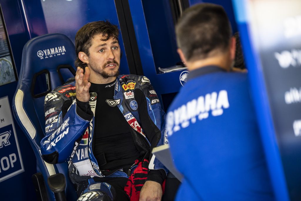 Remy Gardner, pebalap tim GYTR GRT Yamaha WorldSBK, berdiskusi dengan kru mekanik dalam sesi latihan Superbike di Sirkuit Misano, Italia, Jumat (14/6/2024). Gardner kembali ke balapan MotoGP bersama Yamaha menggantikan Alex Rins yang cedera dalam seri Jerman di Sachsenring, 5-7 Juli 2024.