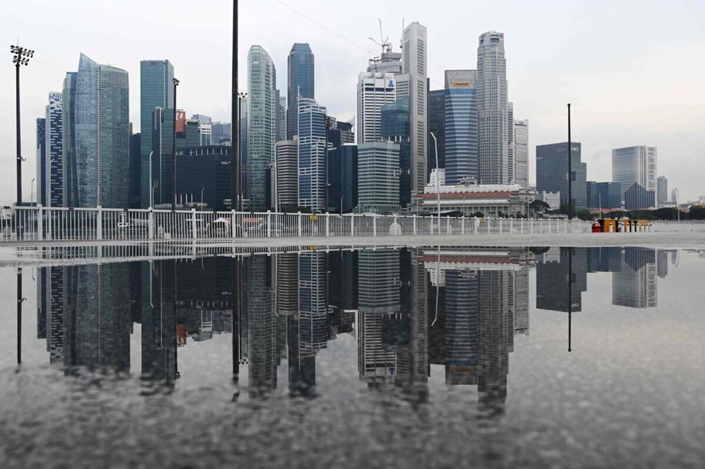 Pemandangan gedung-gedung pencakar langit terpantul di sebuah kolam air di kawasan Marina Bay di Singapura, 28 Oktober 2020. 