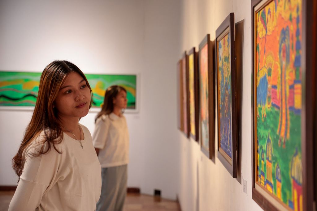 Para pengunjung melihat lukisan yang dipamerkan di acara pameran seni rupa bertajuk Bianglala Seribu Imajinasi” di Bentara Budaya Jakarta, Rabu (5/3/2023). 