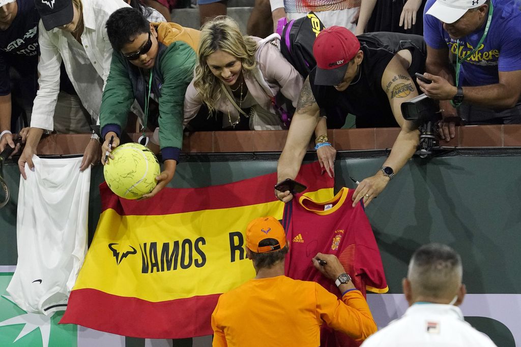 Rafael Nadal membubuhkan tanda tangannya setelah mengalahkan Carlos Alcaraz pertandingan semifinal turnamen Indian Wells di Indian Wells Garden, California, Amerika Serikat, Sabtu (19/3/2022) malam waktu setempat atau Minggu siang waktu Indonesia. Nadal menang 6-4, 4-6, 6-3. 