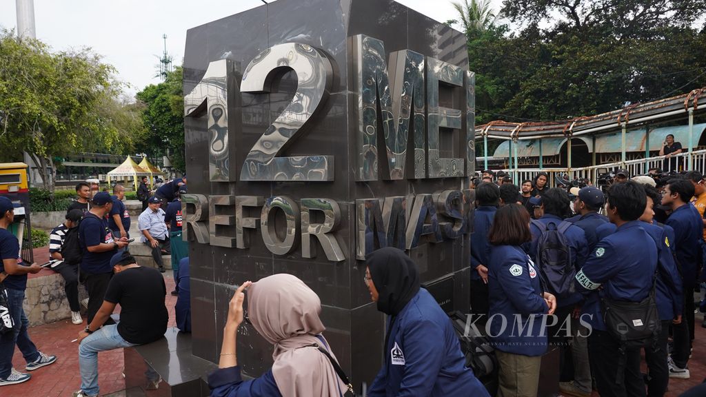 Para mahasiswa, sivitas akademika, dan alumni Universitas Trisakti Jakarta berkumpul serta menggelar aksi Trisakti Bergerak di sekitar Tugu Reformasi di Grogol, Jakarta, Jumat (9/2/2024). 