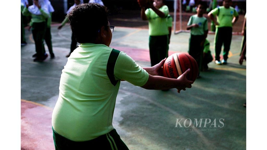 Siswa sebuah sekolah dasar di Tangerang Selatan, Banten, mengikuti mata pelajaran pendidikan jasmani olahraga dan kesehatan di lapangan sekolah, Kamis (24/1/2019). Olahraga merupakan salah satu kegiatan luar ruang di sekolah yang bisa mengontrol obesitas pada anak.