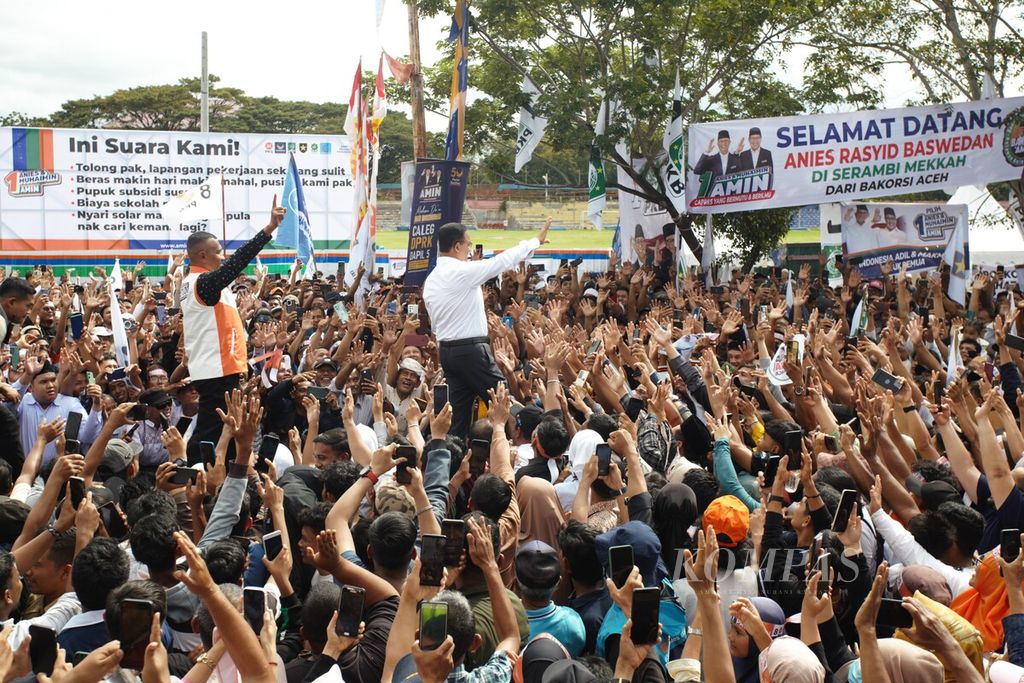 Calon presiden Anies Baswedan dan Kapten Timnas Amin Provinsi Aceh Ghufran Zainal Abidin menyapa massa dalam kampnye terbuka di Banda Aceh. Anies diusung oleh Partai Nasdem, PKB, dan PKS membawa jargon perubahan.