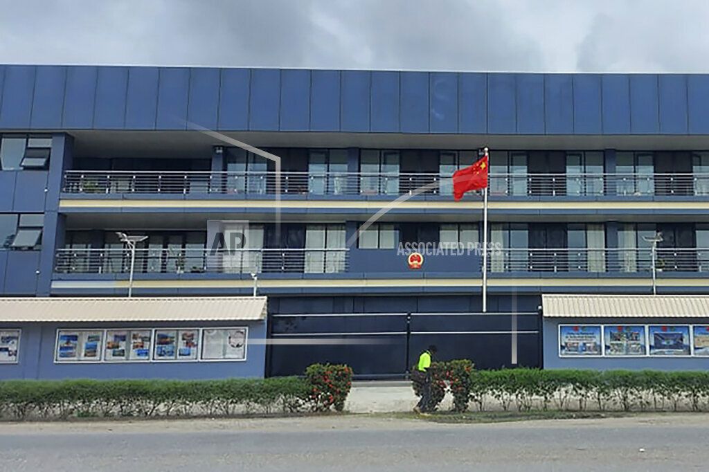 Bendera nasional China berkibar di luar Kedutaan Besar China di Honiara, Kepulauan Solomon, Jumat, 1 April 2022. Dalam upaya melawan ketakutan internasional atas aliansi keamanan barunya dengan China, Kepulauan Solomon mengatakan tidak akan mengizinkan China membangun pangkalan militer di sana.