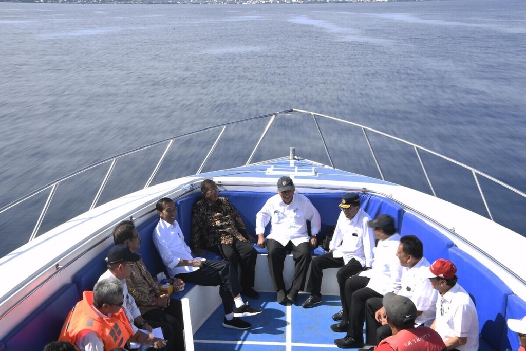 Presiden Joko Widodo (keempat dari kiri) berbincang dengan sejumlah menteri Kabinet Kerja saat meninjau kawasan wisata Bunaken menggunakan kapal cepat Bunaken Crystal 7 di Sulawesi Utara, Jumat (5/7/2019). 