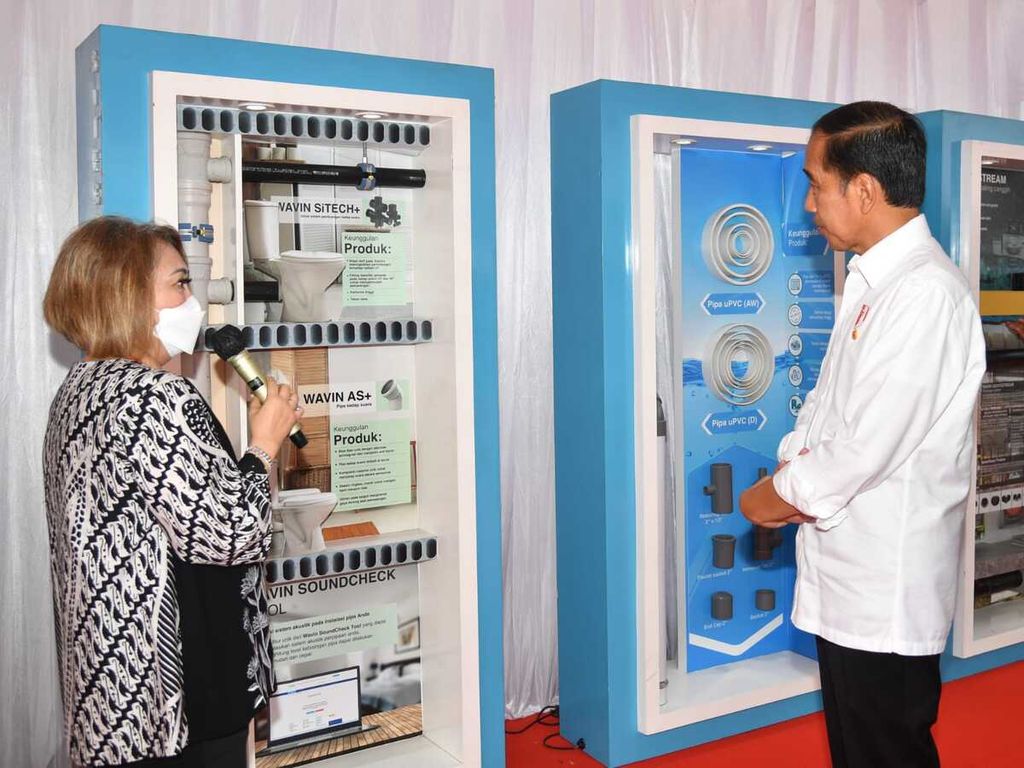 Presiden Joko Widodo mendengarkan penjelasan mengenai pabrik pipa PT Wavin Manufacturing Indonesia dan produk-produknya yang akan dibangun di Kawasan Industri Terpadu (KIT) Batang, Senin (3/10/2022).