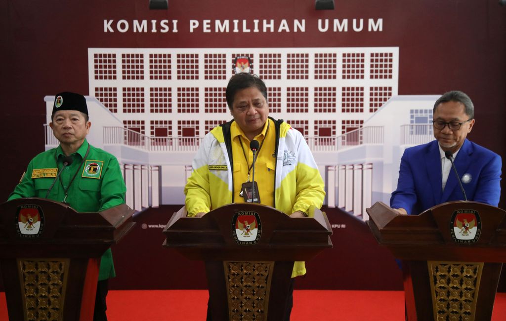 Ketua Umum Partai Persatuan Pembangunan Suharso Monoarfa, Ketua Umum Partai Golkar Airlangga Hartarto, dan Ketua Umum Partai Amanat Nasional Zulkifli Hasan menyampaikan keterangan pers seusai mendaftarkan partai masing-masing sebagai calon peserta Pemilu 2024 di Kantor KPU, Jakarta, Rabu (10/8/2022). 