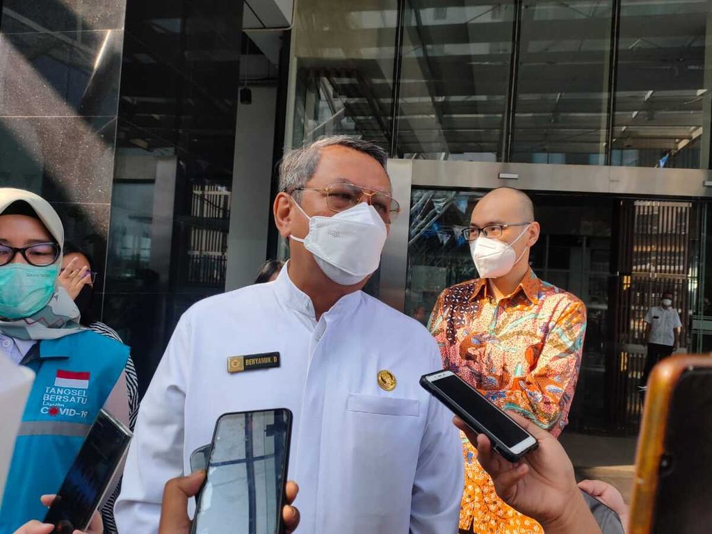 Wali Kota Tangerang Selatan Benyamin Davnie seusai meninjau vaksinasi Covid-19 di Swiss-Belhotel, Serpong, Tangerang Selatan, Rabu (2/6/2021).