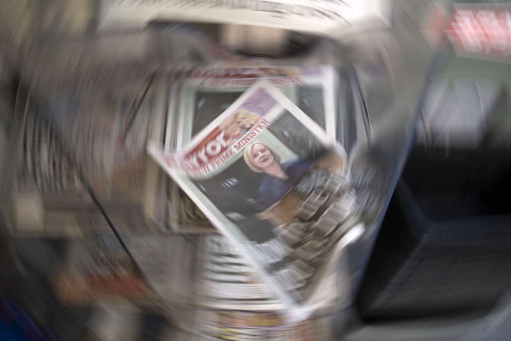 Surat kabar dengan gambar Perdana Menteri Inggris Liz Truss tampak di luar sebuah kios majalah di Manchester, Inggris pada Rabu (7/9/2022).