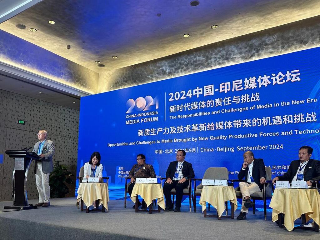 Editor Senior <i>People</i><i>s Daily</i>, Ding Gang, menyampaikan materi dalam Forum Media China Indonesia di Beijing, China, Senin (2/9/2024).