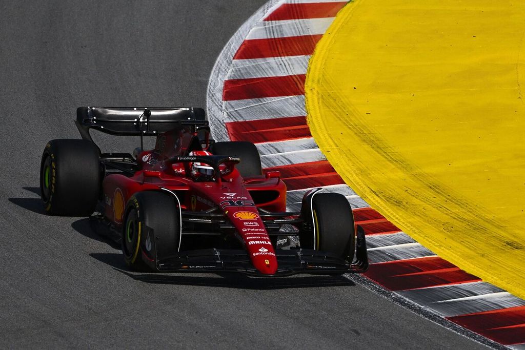 Pebalap Ferrari Charles Leclerc melintasi tikungan saat mengikuti sesi latihan bebas kedua Grand Prix Formula 1 Spanyol di Circuit de Catalunya, luar kota Barcelona, Jumat (20/5/2022).