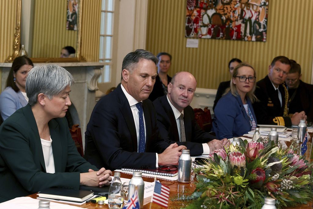 Menteri Luar Negeri Australia Penny Wong (kiri, duduk) mendengarkan Menteri Pertahanan Australia Richard Marles (dua dri kiri, duduk) berbicara di depan delegasi AS yang dipimpin Menlu AS Antony Blinken dan Menhan AS Lloyd Austin di Brisbane, Sabtu (29/7/2023). 