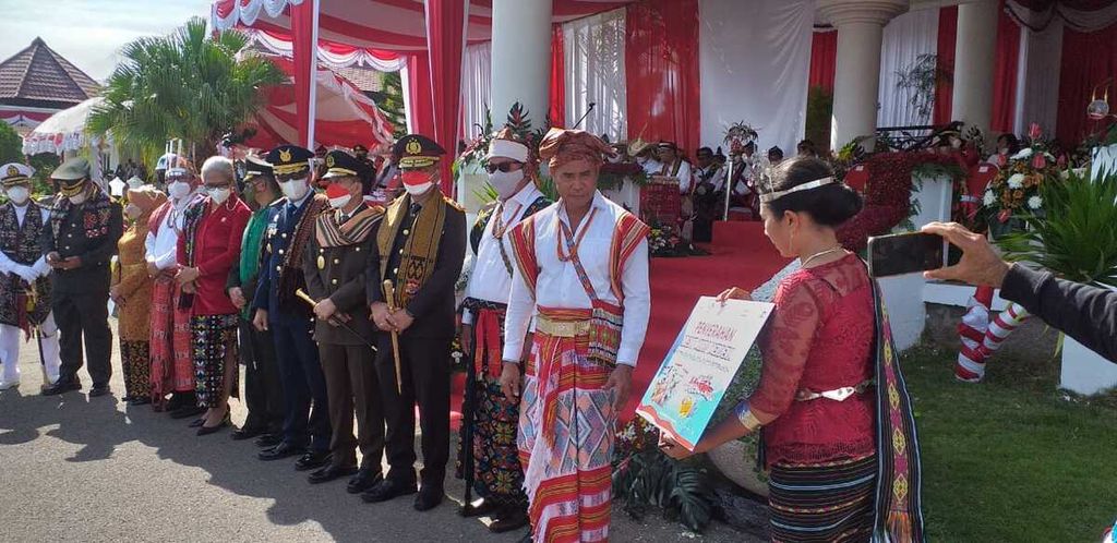 Gubernur NTT Viktor Laiskodat saat menyerahkan bantuan kredit Merdeka secara simbolis kepada para peternak perempuan, di Kupang (17/8/2022).