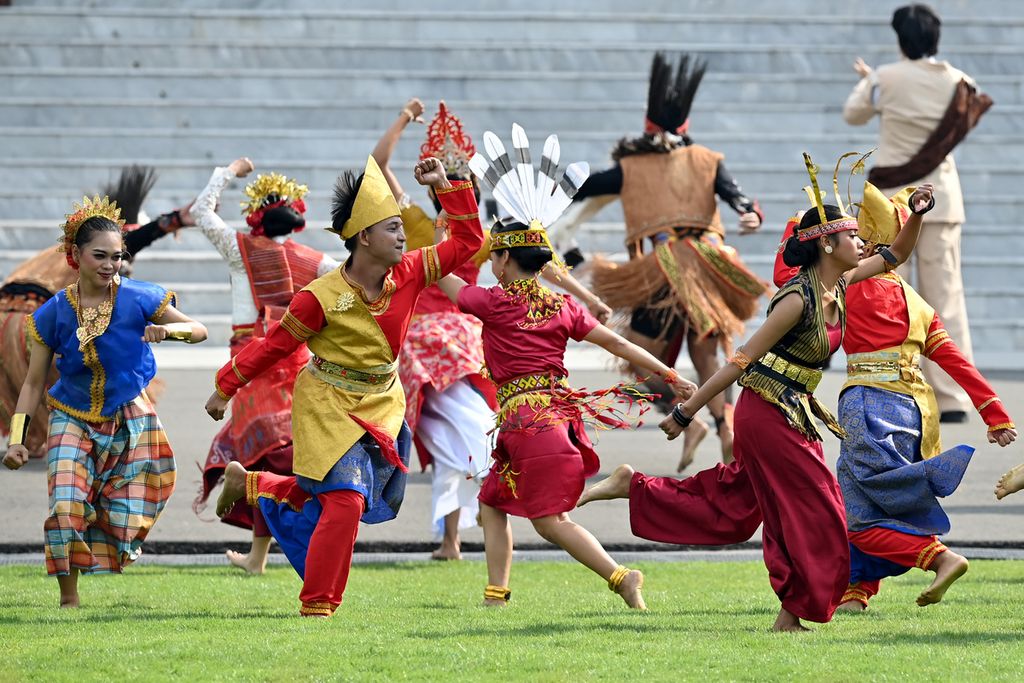 Sejumlah penari tampil sebelum dimulainya Upacara Peringatan Detik-detik Proklamasi Kemerdekaan Ke-79 Republik Indonesia di Istana Merdeka, Jakarta, Sabtu (17/8/2024). Rangkaian agenda peringatan HUT Ke-79 RI tahun ini digelar di dua lokasi secara serentak dan terhubung (<i>hybrid</i>), yaitu di Istana Negara Ibu Kota Nusantara (IKN), Kalimantan Timur, dan di Istana Merdeka, Jakarta. 