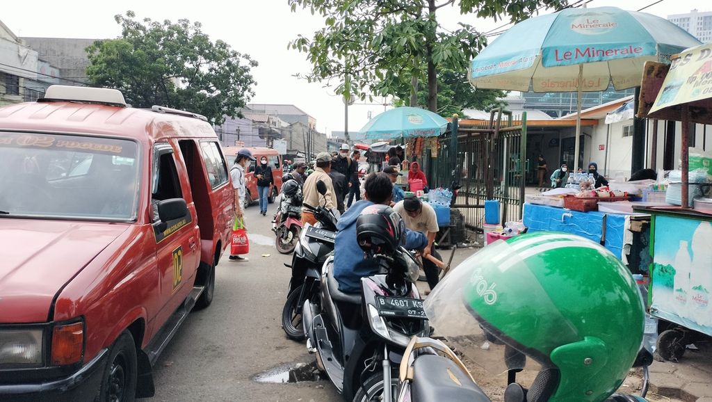 Deretan pedagang kaki lima dan angkutan umum yang mangkal di sisi luar Stasiun Bekasi, Jalan Ir H Juanda, Kota Bekasi, Jawa Barat, Senin (17/10/2022).