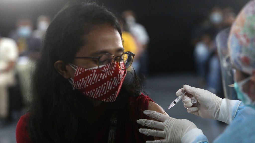 Tenaga medis menyuntikkan vaksin covid-19 dosis ketiga (<i>booster</i>) kepada pekerja di Menara Kompas, Jakarta, Selasa (25/1/2022). Vaksin <i>booster</i> atau penguat dinilai ampuh dalam menangkal Covid-19 varian Omicron. 