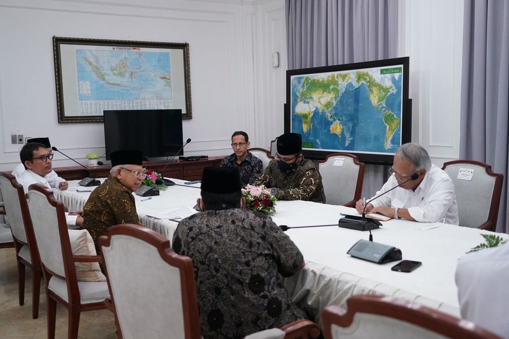 Wakil Presiden Ma'ruf Amin menerima audiensi Menteri Pekerjaan Umum dan Perumahan Rakyat (PUPR) Basuki Hadimuljono, Menteri Agama Yaqut Cholil Qoumas, serta Menteri Pendidikan, Kebudayaan, Riset, dan Teknologi Nadiem Anwar Makarim di kediaman resmi Wapres di Jakarta, Senin (17/4/2023).