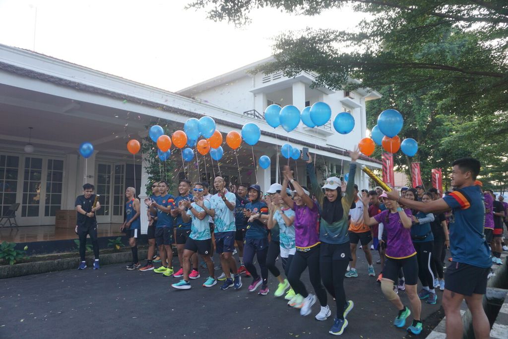 Para pelari dari berbagai komunitas di Banyumas Raya memulai start di Heterospace Banyumas dalam "Run The Ground" di Purwokerto, Banyumas, Jawa Tengah, Minggu (14/5/2023). 