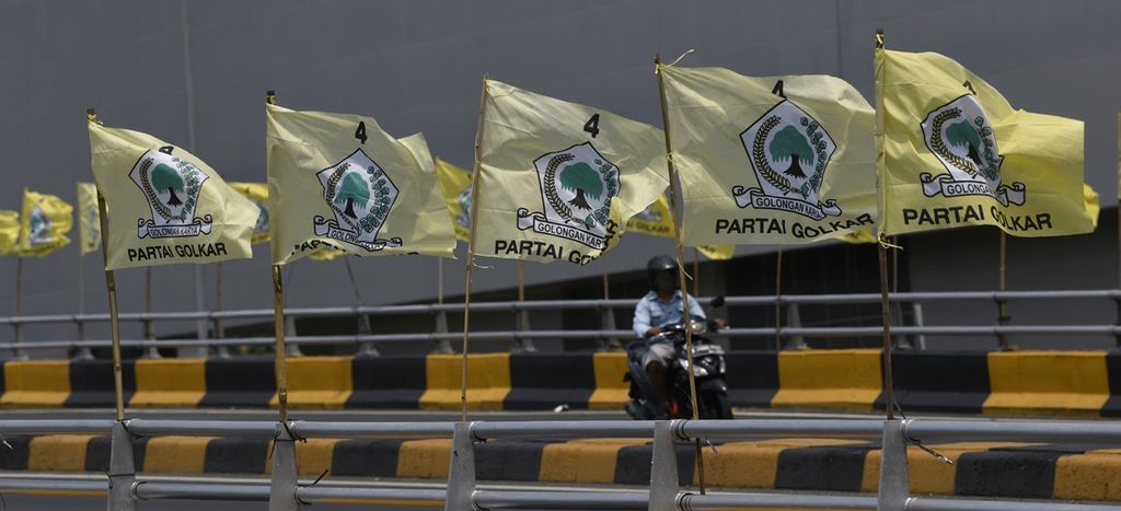 Bendera Partai Golkar dipasang berderet di jalan layang Jalan KH Mas Mansyur, Jakarta, Minggu (1/12/2019). 