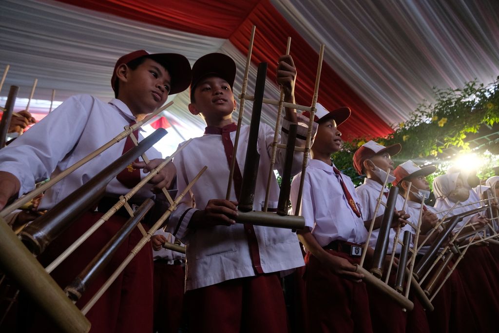 Sejumlah siswa dari SDN Pulogebang 01 mencoba bermain angklung bersama di Museum Sumpah Pemuda, Jakarta, Jumat (28/10/2022).