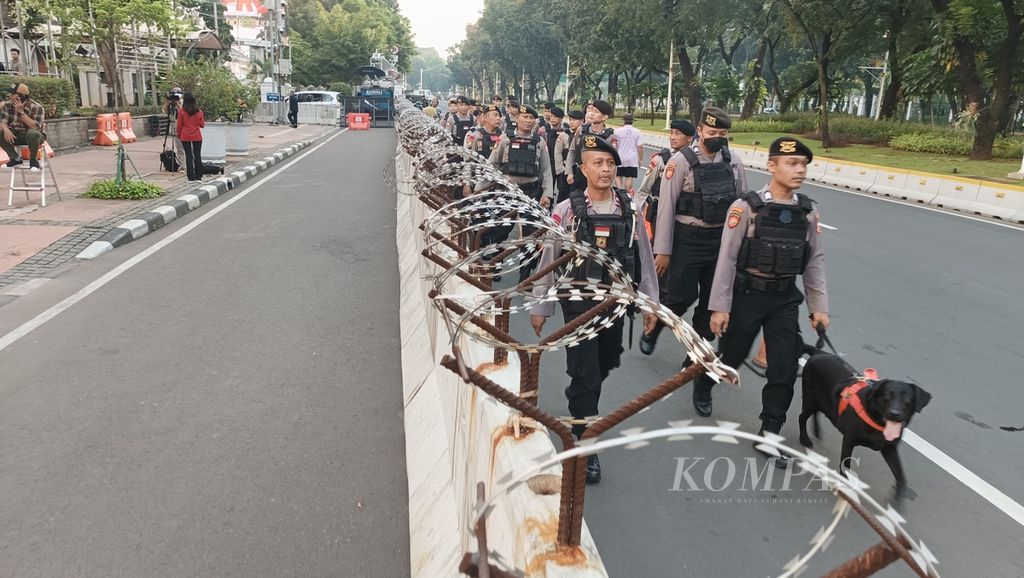 Kawat berduri dipasang di atas beton pembatas di depan Gedung Mahkamah Konstitusi, Jakarta, menjelang pembacaan putusan perselisihan hasil pemilihan umum Pilpres 2024, Senin (22/4/2024). Pengamanan di sekitar Gedung MK diperketat.