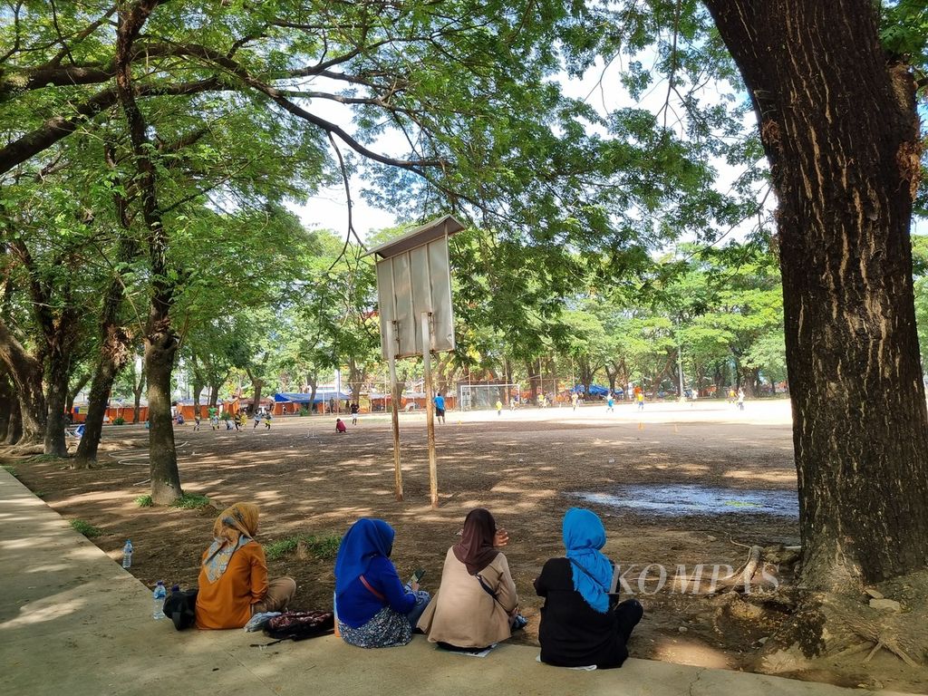 Ibu-ibu menyaksikan anak-anaknya berlatih sepak bola di Lapangan Karebosi, Kota Makassar, Sulawesi Selatan, Minggu (25/6/2023). Di tengah keterbatasan sarana olahraga di Makassar, Lapangan Karebosi yang sudah tidak terawat tetap menjadi favorit untuk melaksanakan aktivitas sepak bola.