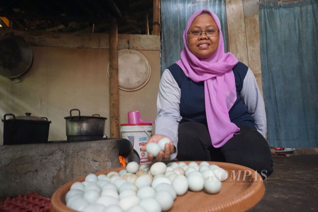 Susianty (37) menunjukkan telur asin hasil produksi dari Kube Prabawa 1 di rumahnya di Desa Karangtengah, Baturraden, Banyumas, Jawa Tengah, Kamis (6/10/2022).
