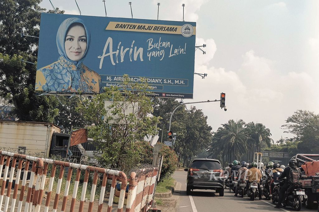 Baliho politikus Airin Rachmi Diany terpasang di Jalan Letnan Sutopo, Serpong, Tangerang Selatan (29/5/2024). Airin merupakan anggota DPR terpilih periode 2024-2029. 