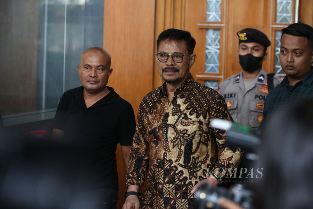 The defendant, former Minister of Agriculture Syahrul Yasin Limpo, left the room during a break in the continuation of the trial of alleged extortion and gratuity acceptance at the Jakarta Corruption Court on Monday (6/5/2024).
