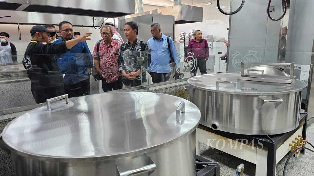 Minister of Religion Yaqut Cholil Qoumas checked the catering service of Meez Mary Kitchen for Serve Meals that will provide Indonesian-flavored food in Madinah, Saudi Arabia, on Thursday (9/5/2024).