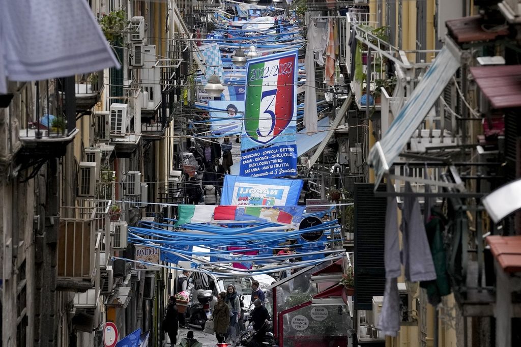 Pusat Kota Napoli sudah dihiasi dengan berbagai ornamen berwarna biru muda, khas Klub Napoli, Jumat (28/4/2023). Klub Napoli berada di ambang juara Liga Italia setelah menanti gelar itu selama 33 tahun.