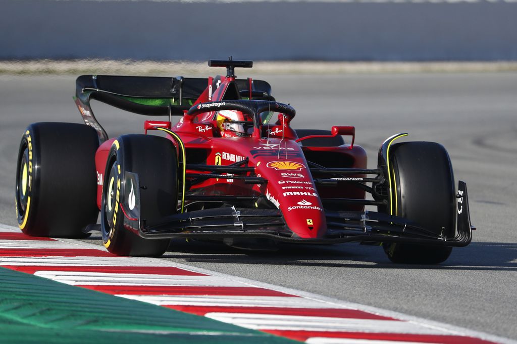 Pebalap Ferrari, Carlos Sainz, mengendarai mobilnya saat tes pramusim di Sirkuit Catalunya, Barcelona, Spanyol, Kamis (24/2/2022). 